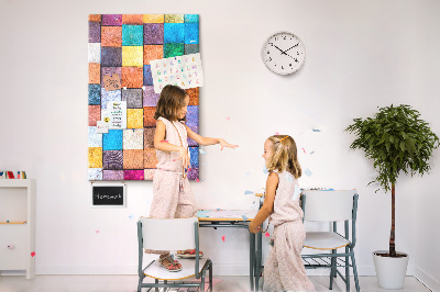 Pinnwand mit bunten Holzquadraten im Mosaikdesign