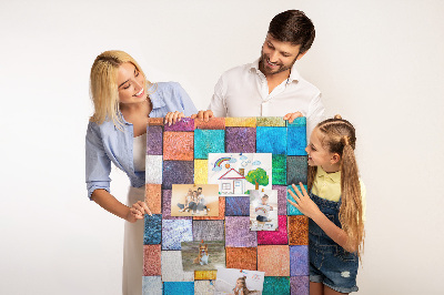 Pinnwand mit bunten Holzquadraten im Mosaikdesign