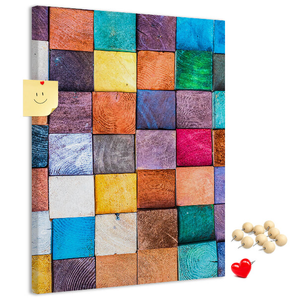 Pinnwand mit bunten Holzquadraten im Mosaikdesign