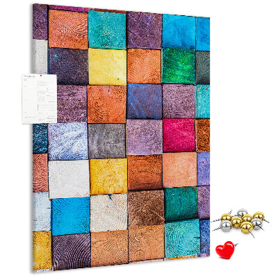 Pinnwand mit bunten Holzquadraten im Mosaikdesign