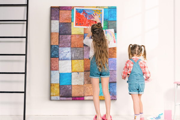 Pinnwand mit bunten Holzquadraten im Mosaikdesign