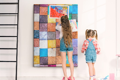 Pinnwand mit bunten Holzquadraten im Mosaikdesign