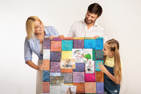 Pinnwand mit bunten Holzquadraten im Mosaikdesign