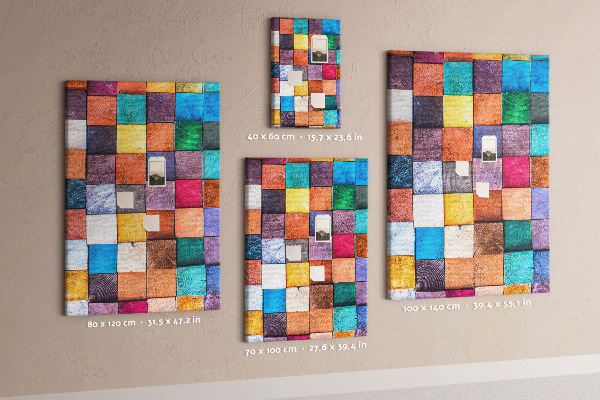 Pinnwand mit bunten Holzquadraten im Mosaikdesign