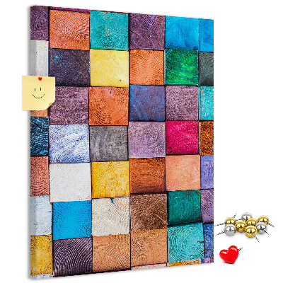 Pinnwand mit bunten Holzquadraten im Mosaikdesign