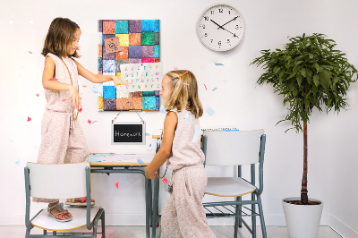 Pinnwand mit bunten Holzquadraten im Mosaikdesign