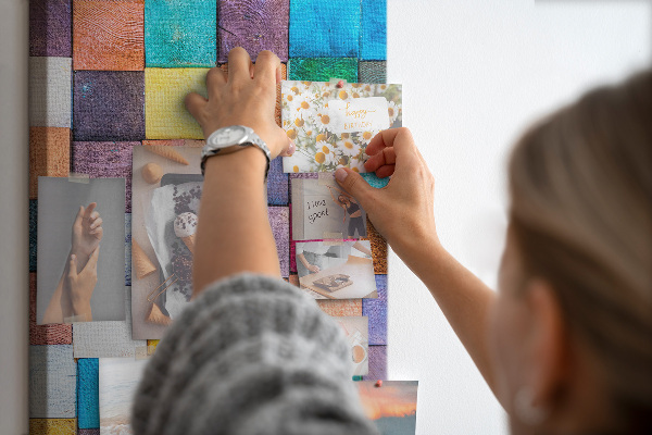 Pinnwand mit bunten Holzquadraten im Mosaikdesign