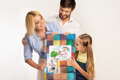 Pinnwand mit bunten Holzquadraten im Mosaikdesign