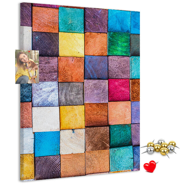 Pinnwand mit bunten Holzquadraten im Mosaikdesign
