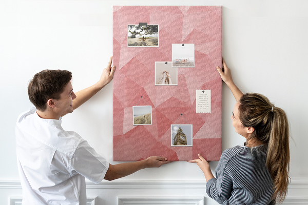 Kork-Pinnwand mit abstraktem rosa geometrischem Dreiecksmuster