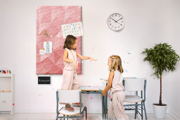 Kork-Pinnwand mit abstraktem rosa geometrischem Dreiecksmuster