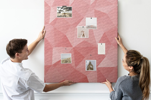 Kork-Pinnwand mit abstraktem rosa geometrischem Dreiecksmuster