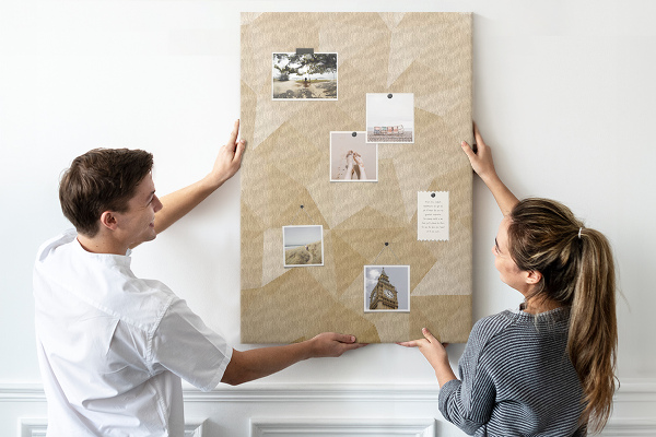 Pinnwand mit geometrischem Muster in Beige- und Brauntönen