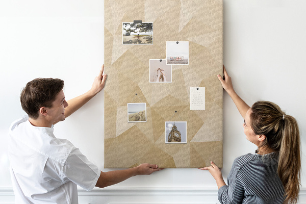 Pinnwand mit geometrischem Muster in Beige- und Brauntönen