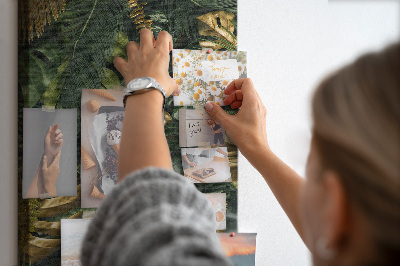 Kork-Pinnwand mit Motiv goldener Blätter in einer tropischen Pflanzenkomposition