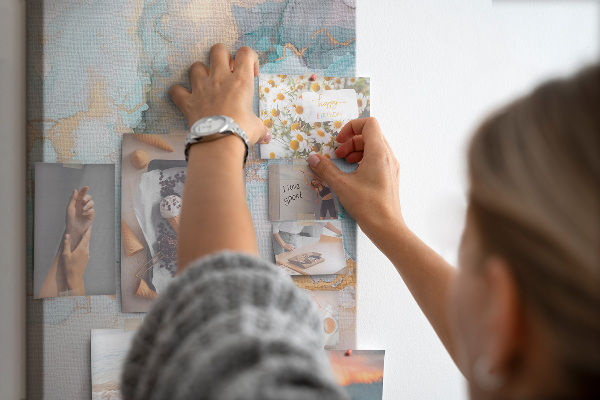 Bedruckte Korkplatte mit zarten Aquarellen in Blautönen