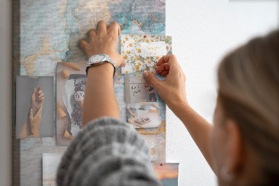 Bedruckte Korkplatte mit zarten Aquarellen in Blautönen