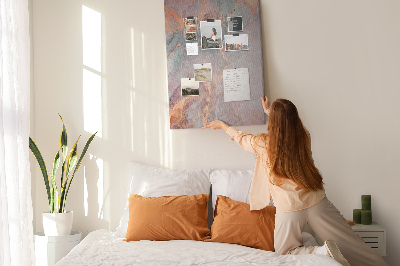 Pinnwand mit abstraktem Muster und feinen Adern