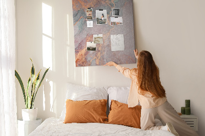 Pinnwand mit abstraktem Muster und feinen Adern