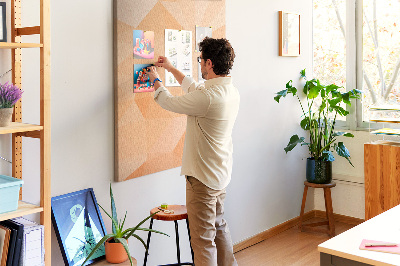 Bedruckte Korkplatte mit geometrischen Mustern in Orange- und Beigetönen