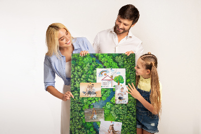Bedruckte Korkplatte mit Motiv einer grünen Landschaft mit gewundenem Fluss