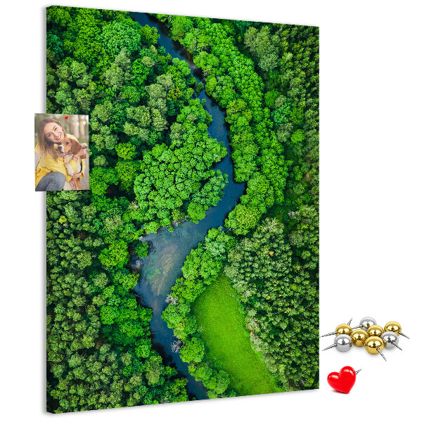 Bedruckte Korkplatte mit Motiv einer grünen Landschaft mit gewundenem Fluss