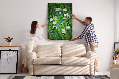 Bedruckte Korkplatte mit Motiv einer grünen Landschaft mit gewundenem Fluss