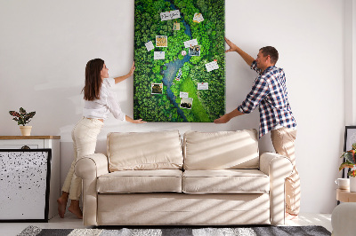 Bedruckte Korkplatte mit Motiv einer grünen Landschaft mit gewundenem Fluss