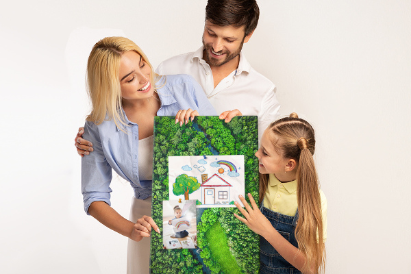 Bedruckte Korkplatte mit Motiv einer grünen Landschaft mit gewundenem Fluss