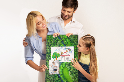 Bedruckte Korkplatte mit Motiv einer grünen Landschaft mit gewundenem Fluss