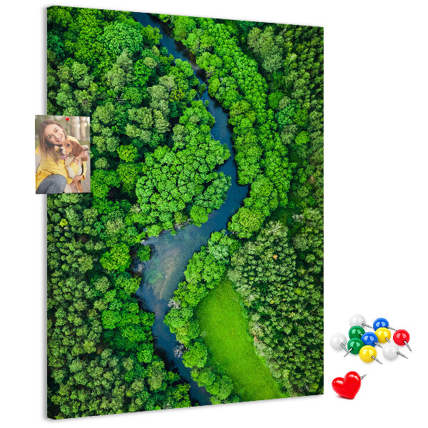 Bedruckte Korkplatte mit Motiv einer grünen Landschaft mit gewundenem Fluss