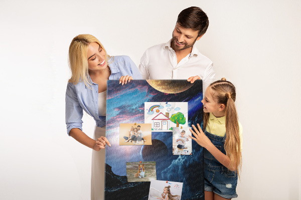 Bedruckte Korkplatte mit Weltraumlandschaft aus Planeten und Wolken