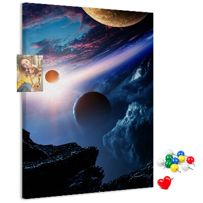 Bedruckte Korkplatte mit Weltraumlandschaft aus Planeten und Wolken