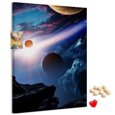 Bedruckte Korkplatte mit Weltraumlandschaft aus Planeten und Wolken