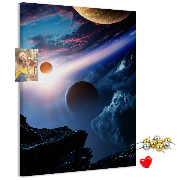Bedruckte Korkplatte mit Weltraumlandschaft aus Planeten und Wolken