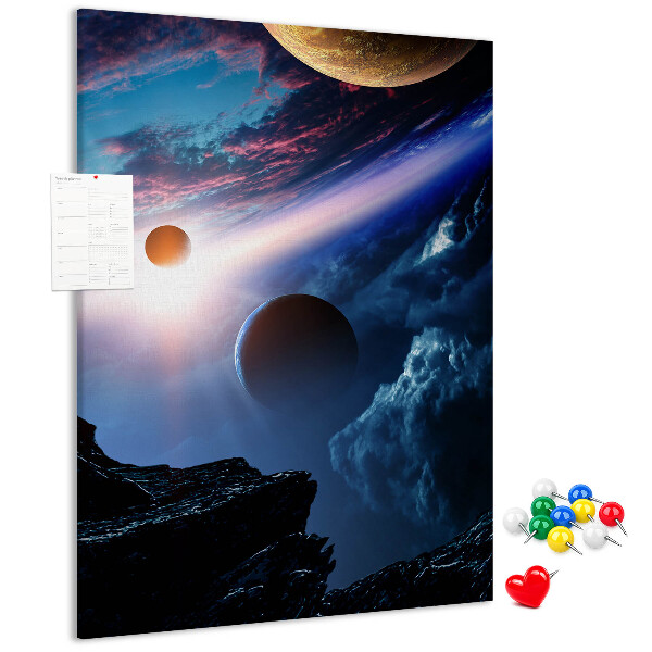 Bedruckte Korkplatte mit Weltraumlandschaft aus Planeten und Wolken