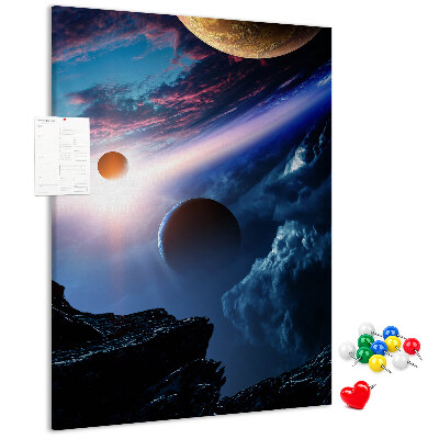 Bedruckte Korkplatte mit Weltraumlandschaft aus Planeten und Wolken