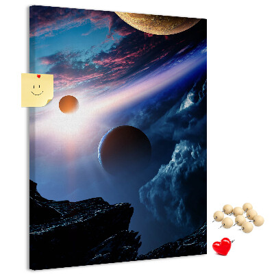 Bedruckte Korkplatte mit Weltraumlandschaft aus Planeten und Wolken