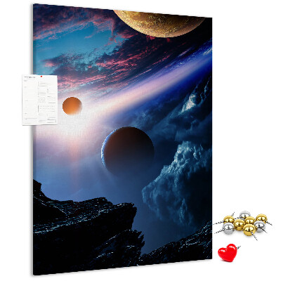 Bedruckte Korkplatte mit Weltraumlandschaft aus Planeten und Wolken