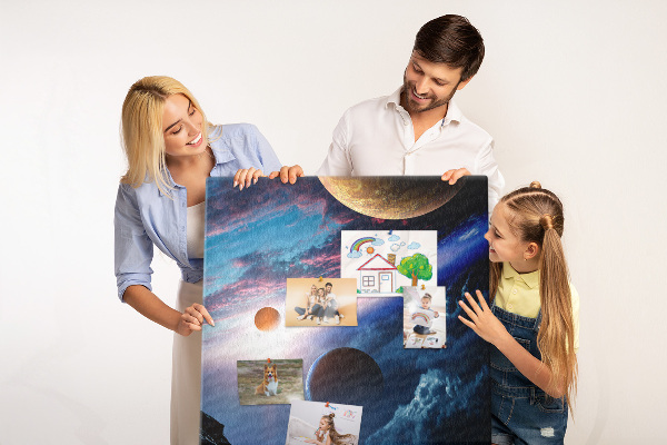 Bedruckte Korkplatte mit Weltraumlandschaft aus Planeten und Wolken