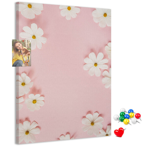 Bedruckte Korkplatte mit rosa Hintergrund und weißen Gänseblümchen