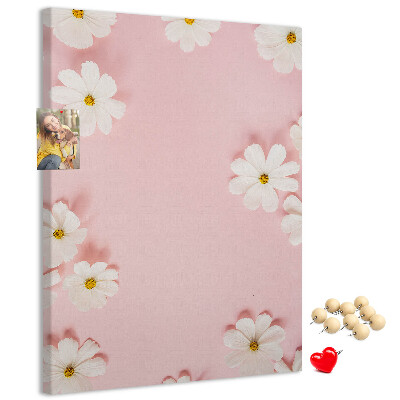Bedruckte Korkplatte mit rosa Hintergrund und weißen Gänseblümchen