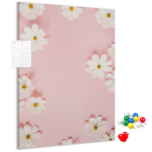 Bedruckte Korkplatte mit rosa Hintergrund und weißen Gänseblümchen