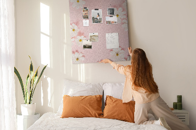 Bedruckte Korkplatte mit rosa Hintergrund und weißen Gänseblümchen