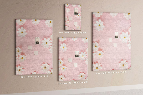 Bedruckte Korkplatte mit rosa Hintergrund und weißen Gänseblümchen