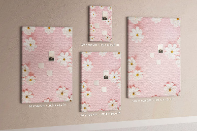 Bedruckte Korkplatte mit rosa Hintergrund und weißen Gänseblümchen