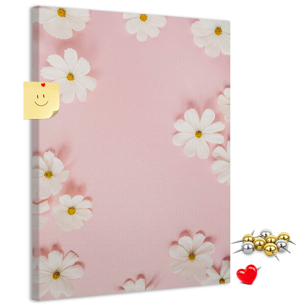 Bedruckte Korkplatte mit rosa Hintergrund und weißen Gänseblümchen