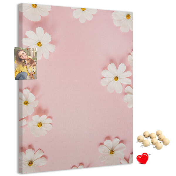 Bedruckte Korkplatte mit rosa Hintergrund und weißen Gänseblümchen
