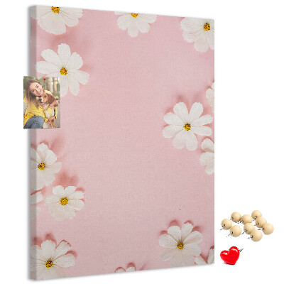 Bedruckte Korkplatte mit rosa Hintergrund und weißen Gänseblümchen