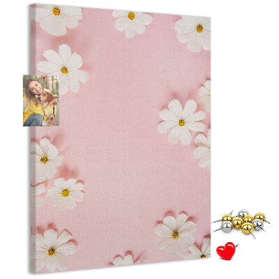 Bedruckte Korkplatte mit rosa Hintergrund und weißen Gänseblümchen